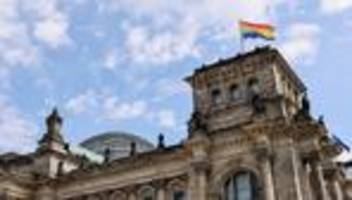 regenbogenflagge: bundestagsabgeordnete müssen regenbogenfahnen in ihren büros abhängen
