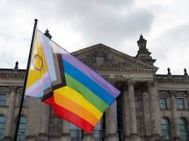 Bundestagsverwaltung wird aktiv: Abgeordnete müssen Pride-Fahnen von Büros entfernen