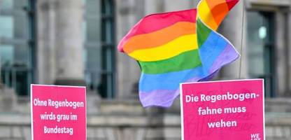 Bundestag: Abgeordnete müssen Regenbogenfahnen von Büros entfernen
