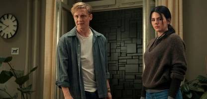 netflix-thriller »brick«: matthias schweighöfer in der möbelhaus-dystopie