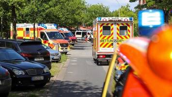 rettungsdienst im großeinsatz: kinder durch bus geschleudert