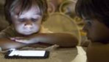 alltag mit kindern: das ruhigstellen per smartphone darf nicht systematisch werden
