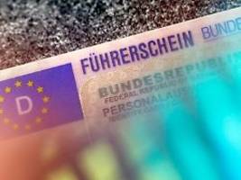 blaues auge für raser: zwei fahrverbote - eines wird gestrichen?