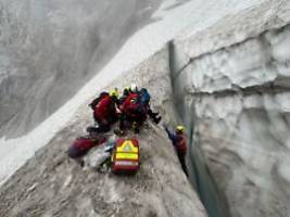 Knifflige Rettung an Zugspitze: Bergsteiger stürzt kopfüber zehn Meter in Gletscherspalte