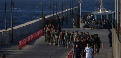 Griechenland setzt Asylverfahren für Migranten zeitweise aus