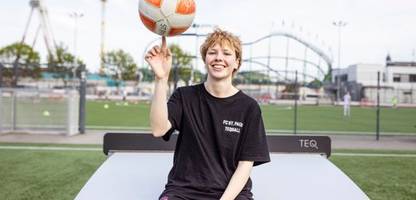 Trendsport Teqball: Das Runde muss aufs Gewölbte
