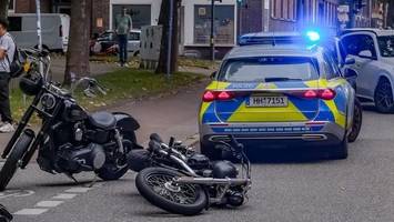 Harley kollidiert mit Pkw in Wandsbek – Motorradfahrer verletzt