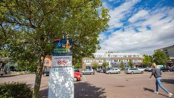 Autofahrerin will in Poppenbüttel parken – und fährt Ehemann über Fuß