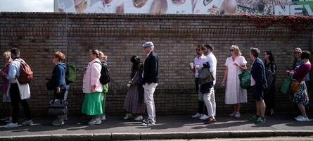 Keine Lust mehr auf Schlangestehen: Immer mehr jüngere Briten drängeln