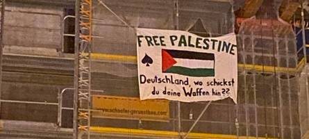 Aktivisten klettern auf den Perlachturm und bringen ein Pro-Palästina-Banner an
