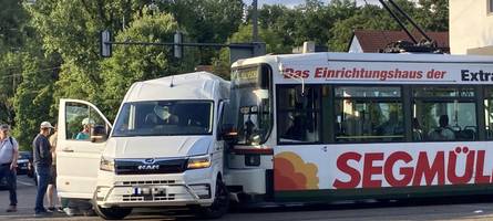 Straßenbahn stößt mit Lieferwagen zusammen