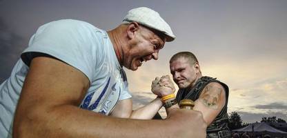 andrew tate und nick fuentes: was junge männer so anfällig für frauenhass macht