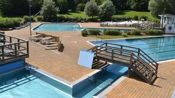 Freibad im Sommer dicht: Jugendliche attackieren das Rathaus