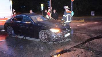 Mercedes rammt Dacia auf der B75 – Auto bleibt auf der Seite liegen