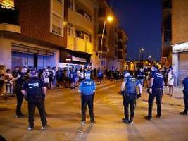 jagd auf migranten: rechte randalieren in südspanien nach attacke auf rentner