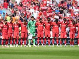 Mannschaft singt mit den Fans: Liverpool beginnt Saison nach Jota in unendlicher Trauer