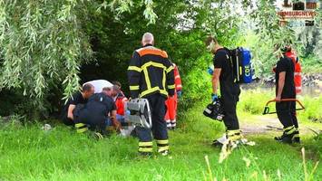 Mann verletzt sich bei Sturz aus Baum im Hafen. Was wollte er dort?