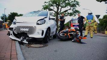 Smart und Motorrad kollidiert – Frau (26) mit Helikopter in Klinik