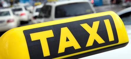 riskantes Überholmanöver: taxifahrer erfasst beinahe eine familie