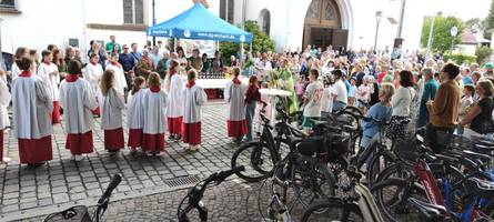 Nach viralem Video: Stadtpfarrer feiert wieder Fahrrad-Gottesdienst und Kirche wird zur Werkstatt