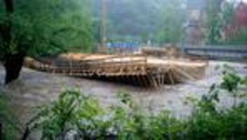 schutz vor hochwasser: arbeiten für hochwasserschutz an der zwickauer mulde in aue