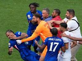 Aufregung beim Klub-WM-Finale: Wüste Szenen nach Abpfiff: PSG-Coach schlägt Chelsea-Star