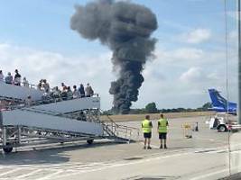 unglück kurz nach start: flugzeugabsturz nahe london fordert vier todesopfer