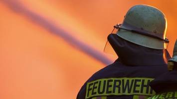 Autos und Mülltonnen in Trittau in Flammen – Brandstiftung?