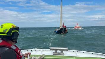 segelschiff gerät vor travemünde in seenot – dann bricht kontakt ab