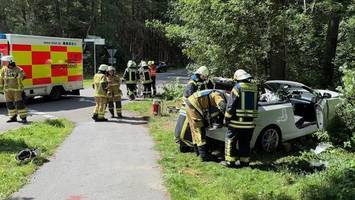 Zusammenstoß auf Kreuzung: Drei Verletzte, Hubschrauber im Einsatz