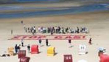 protest auf nordseeinsel: fridays for future demonstriert gegen gasbohrung in nordsee
