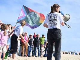 Neues Abkommen mit Niederlanden: Klimaschützer protestieren auf Borkum gegen Gasbohrungen
