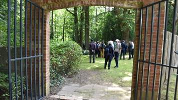 geheimnisvoller friedhof: das verbirgt sich hinter dem gittertor