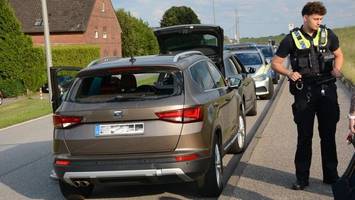 Schon wieder: Rennradfahrer prallt gegen ein geparktes Auto
