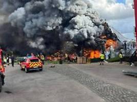 Kurz vor Besucheransturm: Hauptbühne von legendärem Tomorrowland-Festival steht in Flammen