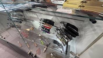 waffenverbot im nahverkehr: so leicht lassen sich messer kaufen