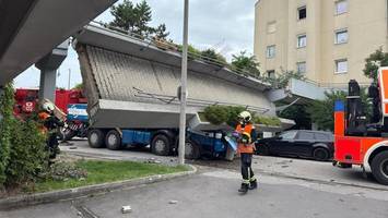 Fußgängerbrücke kracht in Linz auf Lkw– Menschen eingeklemmt