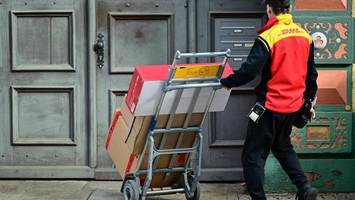 Männer bedrohen Paketboten mit Messer – Polizei sucht Zeugen