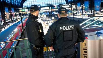 Mann (26) will Schließfächer knacken – dann wird er aggressiv