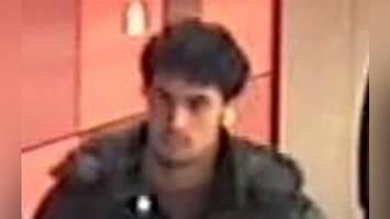 Nach Überfall auf 23-Jährige: Polizei sucht diesen jungen Mann