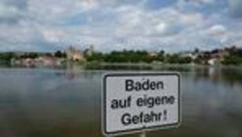 schwimmen in seen: sorge vor bakterien in badegewässern