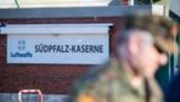 visite und serenade: pistorius und breuer besuchen luftwaffenausbildungsbataillon