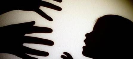 Vater und Stiefmutter sollen sechsjährigen Jungen geschlagen, gefesselt und eingesperrt haben