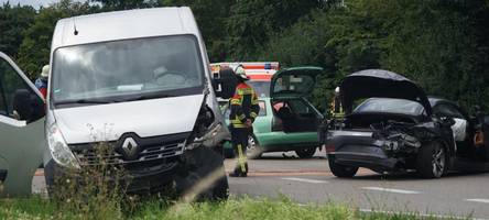 Drei Autos kollidieren auf der B300: Fünf Verletzte