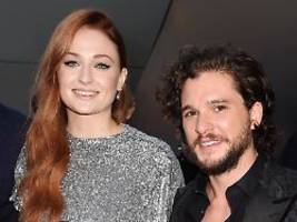 wirklich komisch: sophie turner spottet über liebesszenen mit kit harington