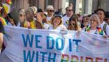 demonstration: csd-demonstrationszug zieht durch frankfurt