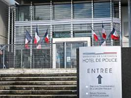bewaffnete zusammenrottung: vermummte greifen polizei im französischen limoges an