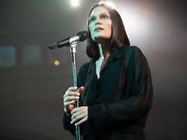 eingriff ist vier wochen her: jessie j spricht über schmerz nach brustkrebs-op