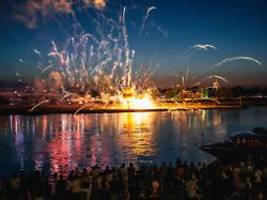 Fehlgeleitete Rakete?: 19 Menschen auf Rheinkirmes durch Feuerwerkskörper verletzt
