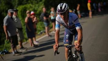 Tour-Hammer: Evenepoel steigt aus, Lipowitz jetzt auf Podium